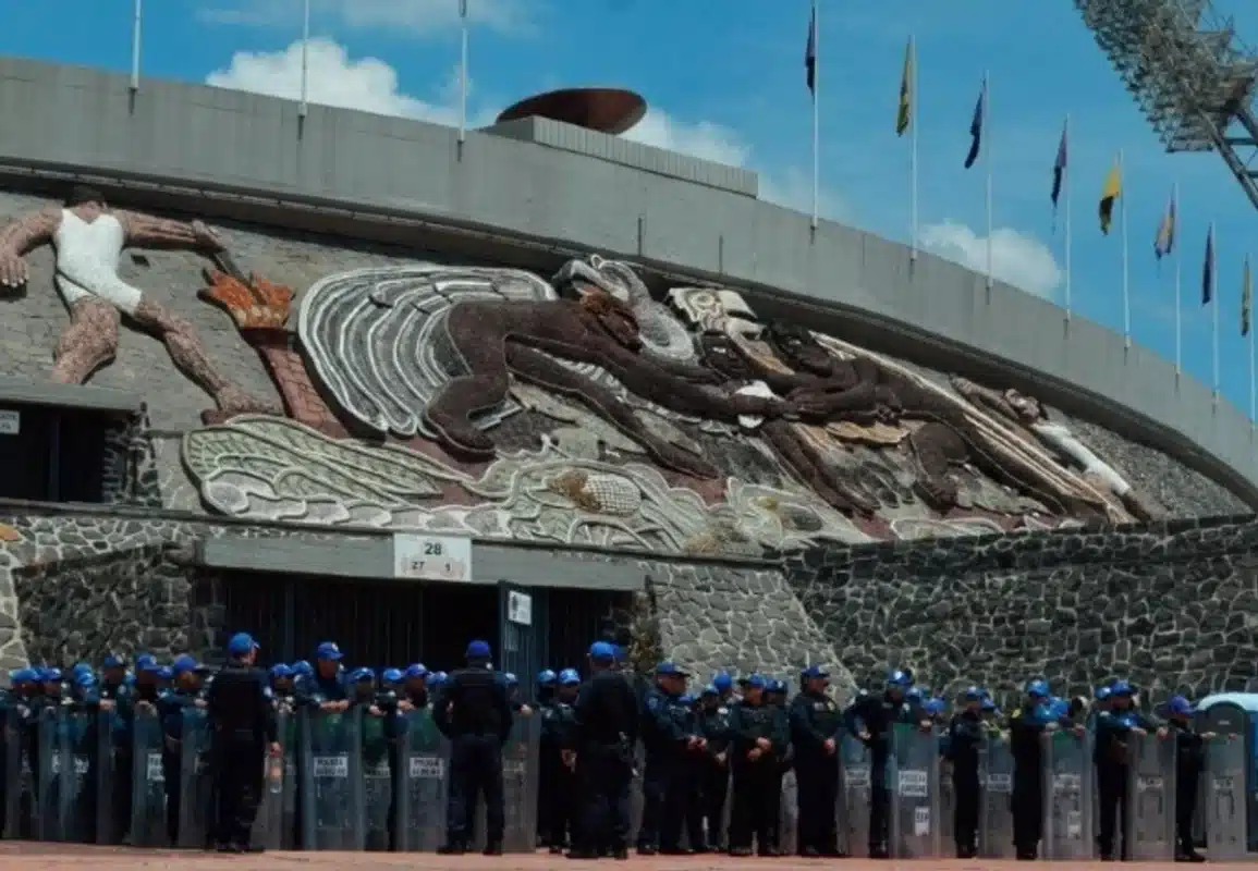 Murió aficionado tras ser sometido por policías en el Estadio Olímpico de CU