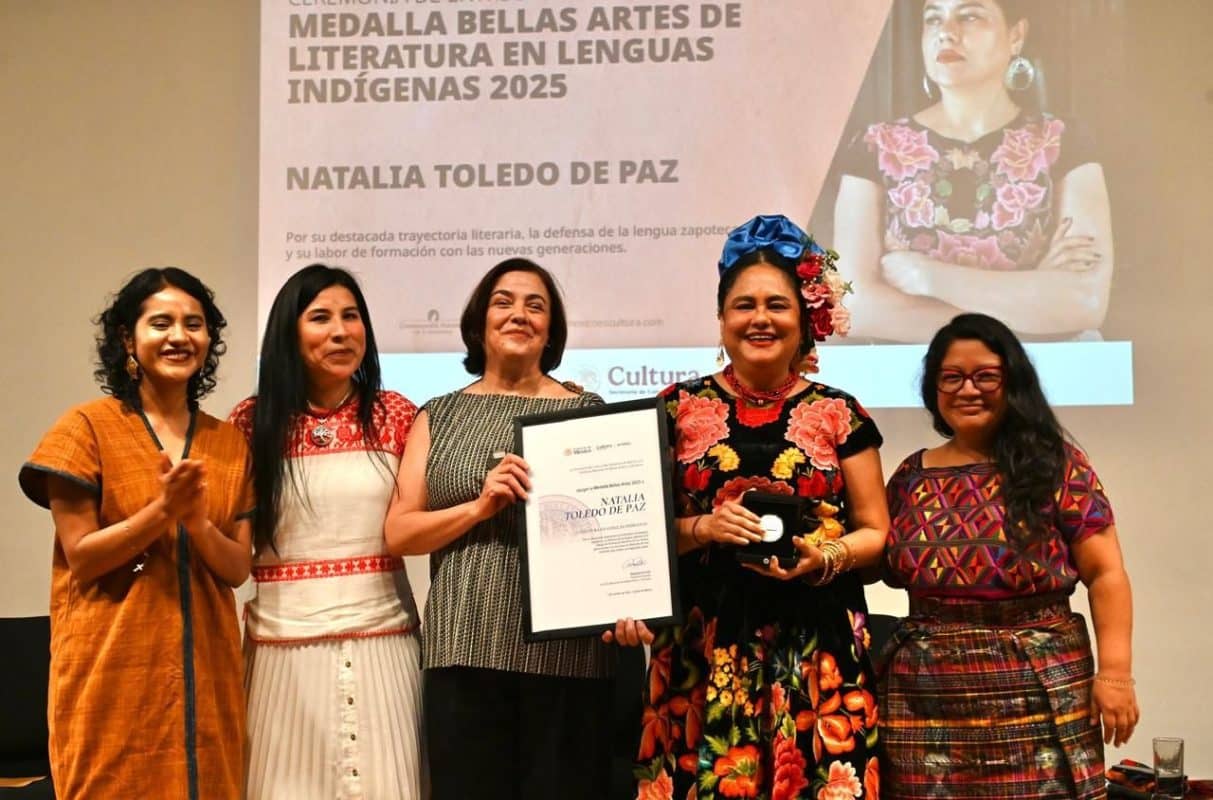 Natalia Toledo recibe la Medalla Bellas Artes por su poesía zapoteca