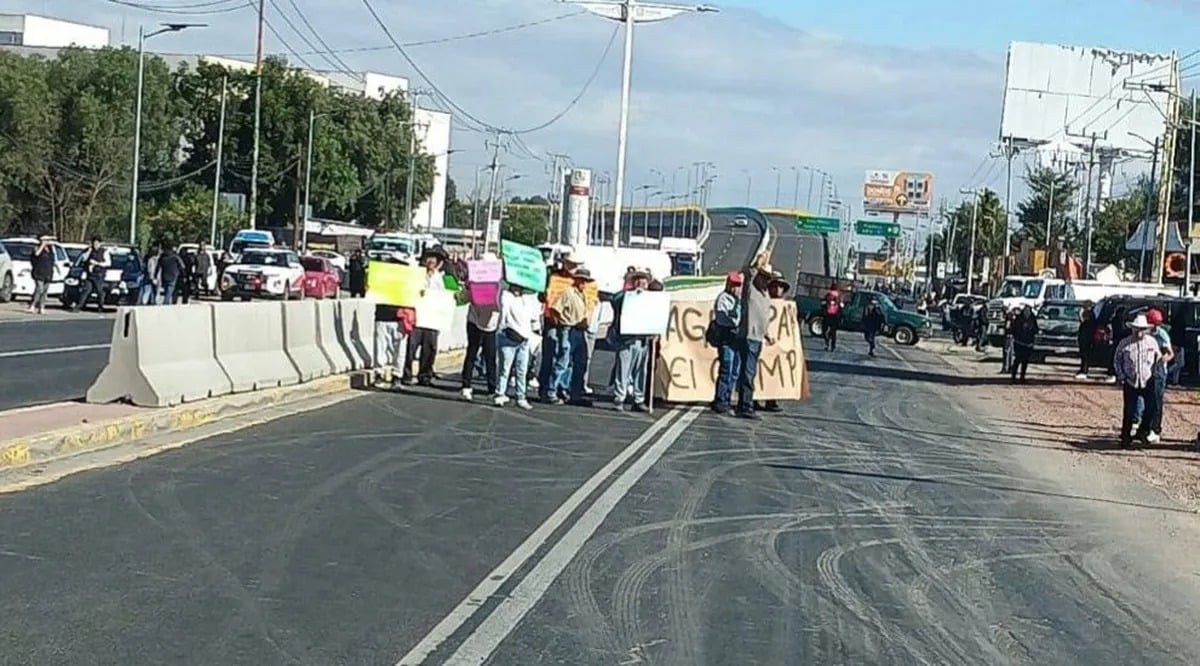Piperos bloquean la México-Pachuca por cierre de pozo en Tecámac