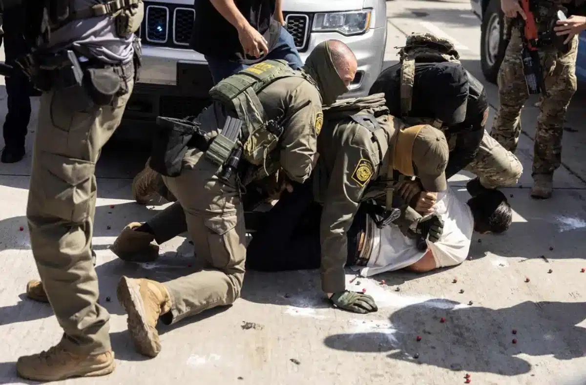 Policías de Estados Unidos desatan balacera tras ser embestidos por 10 vehículos en Chicago