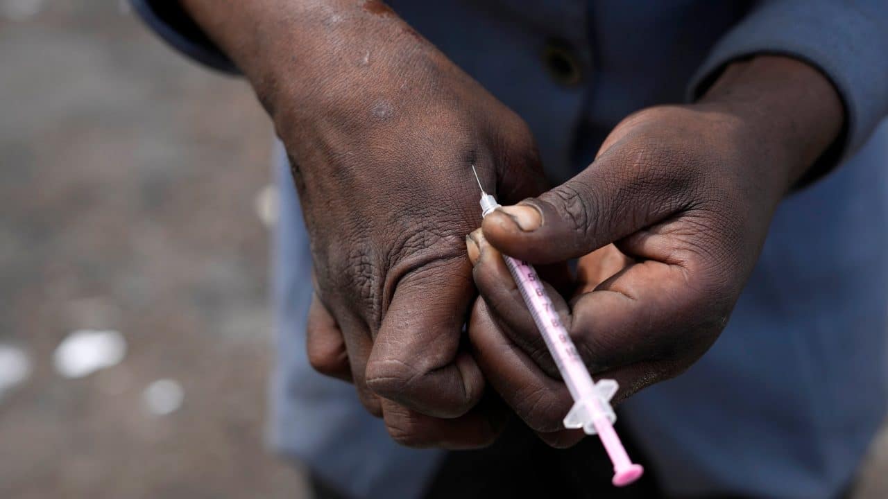 Qué es el bluetoothing y por qué alarma a las autoridades de salud ante el aumento de los casos de VIH