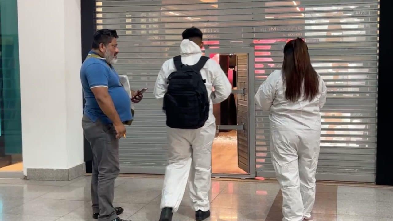 Hombres armados irrumpieron en la joyería Momentos By Bizzarro la noche del martes; es el segundo ataque en el mismo local en menos de siete días. No hubo lesionados.