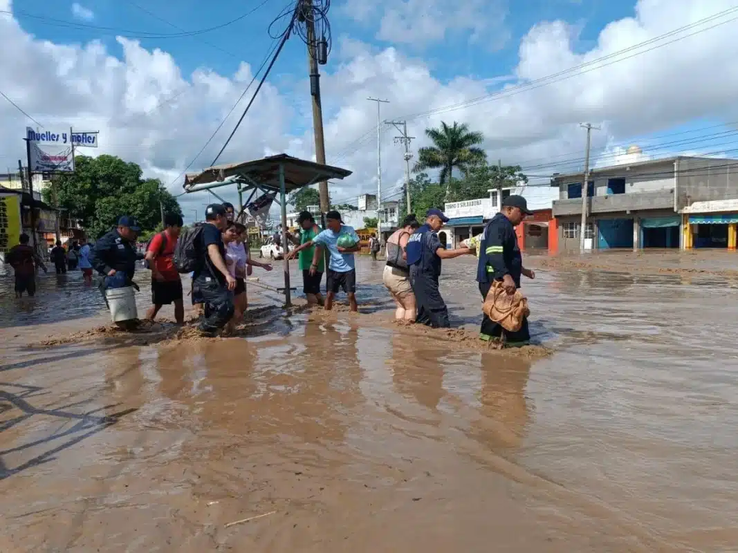 Refugios temporales en Veracruz: apoyo inmediato ante las lluvias de Raymond y Priscilla