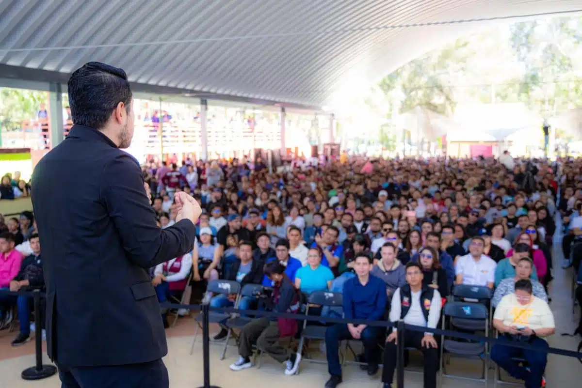 Se democratiza el acceso a la tecnología con megaclase de inteligencia artificial en CDMX