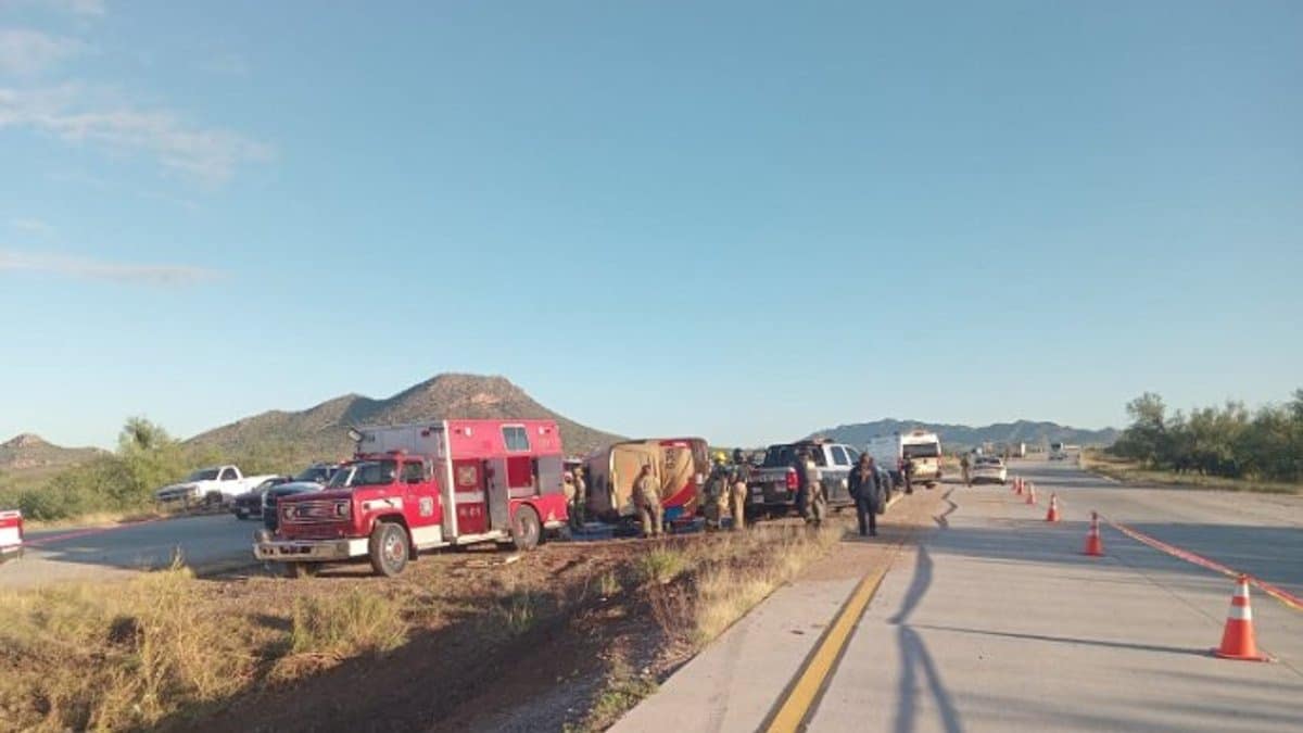 Seis muertos y decenas heridos tras volcadura de autobús en Sonora