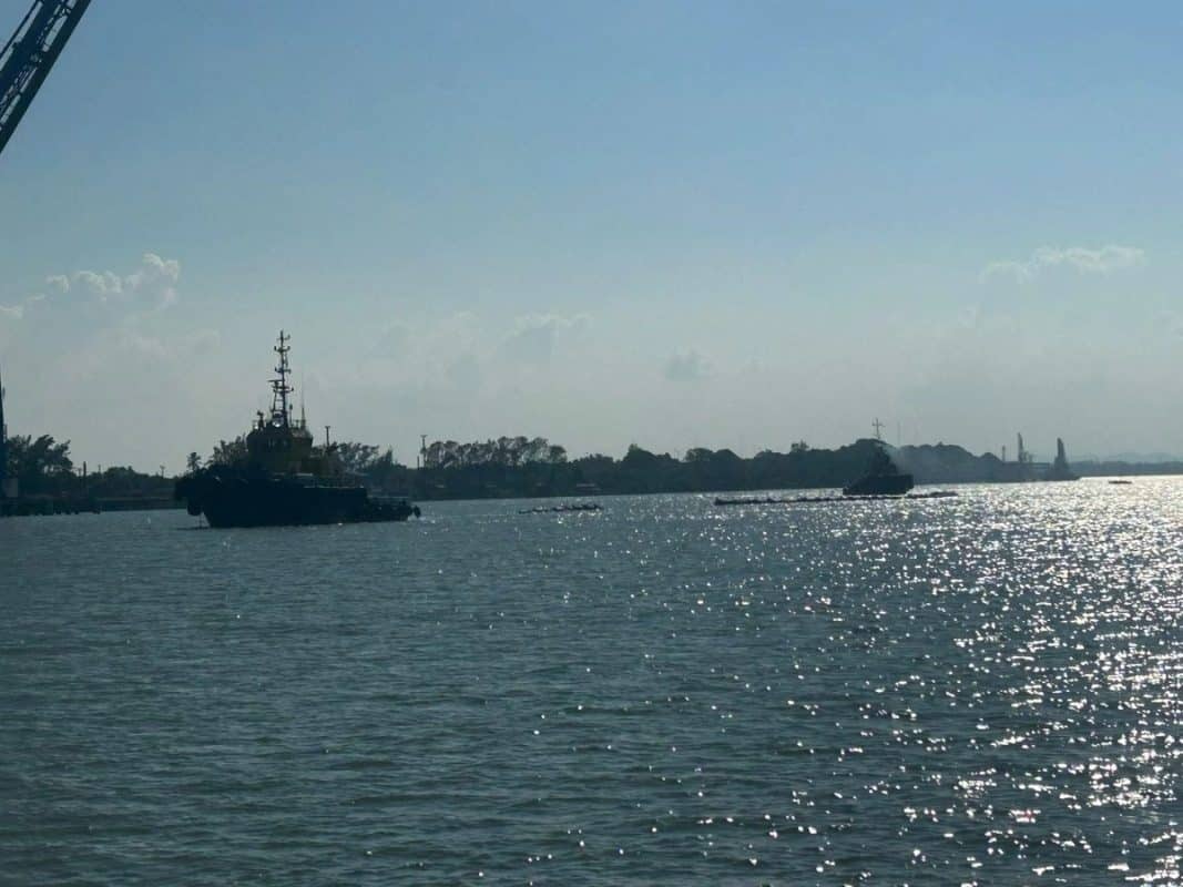 Semar y Pemex contienen derrame de hidrocarburos en Río Pantepec, Veracruz