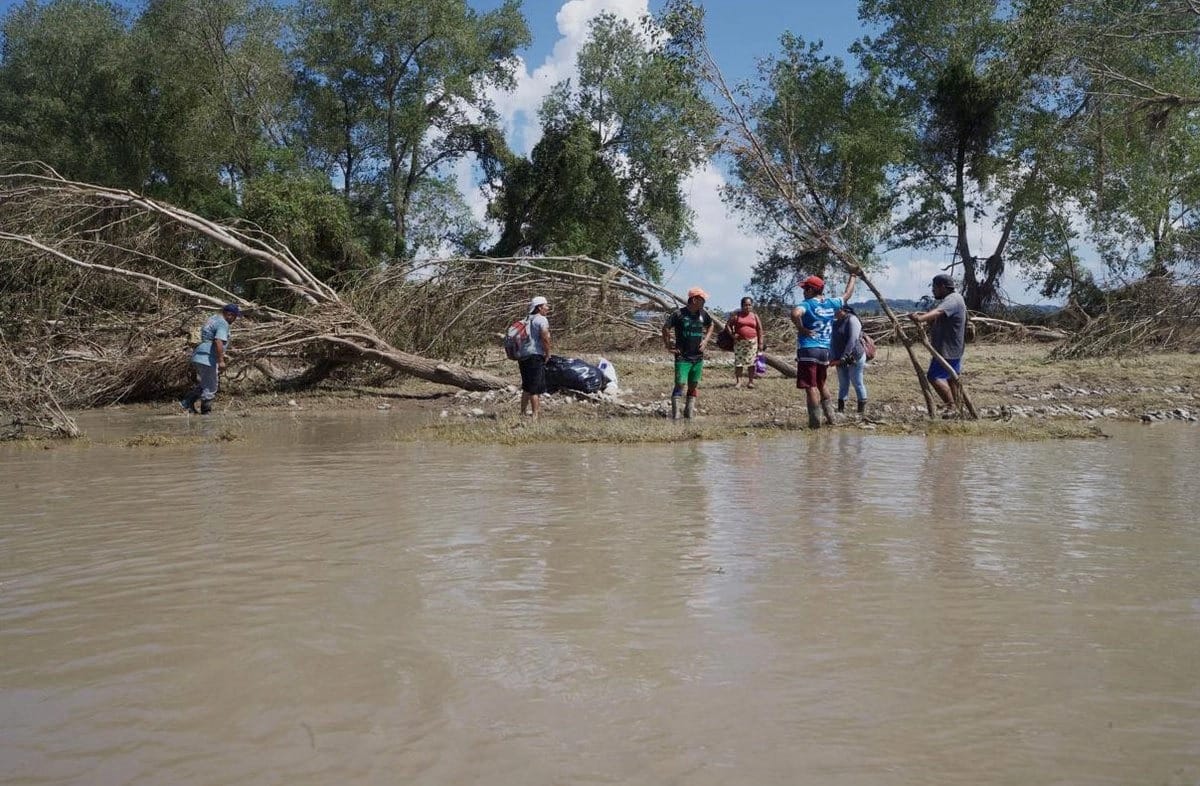 Sheinbaum refuerza traslado de maquinaria para abrir caminos afectados