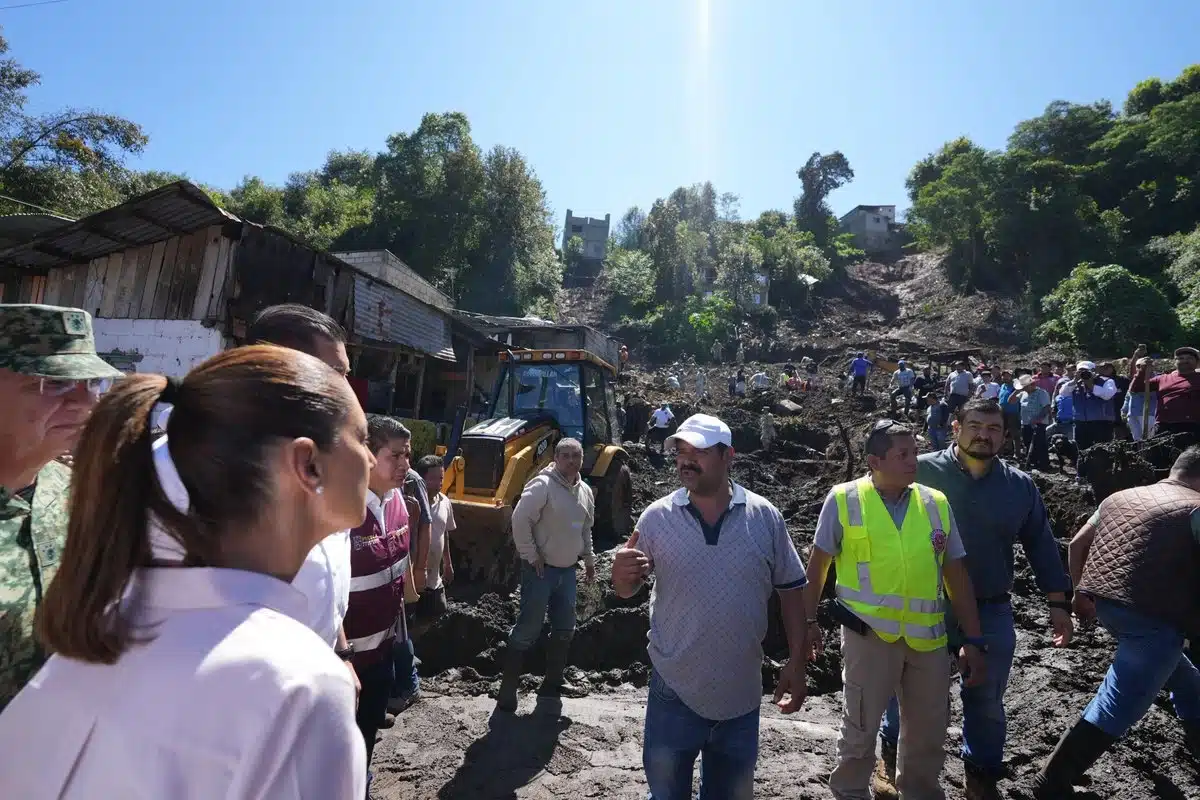 Sheinbaum establece puentes aéreos en zonas aisladas de Veracruz tras las fuertes lluvias