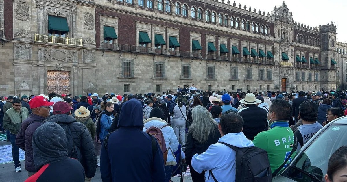 Sindicatos educativos exigen homologación salarial frente a Palacio Sindicatos educativos exigen homologación salarial frente a Palacio