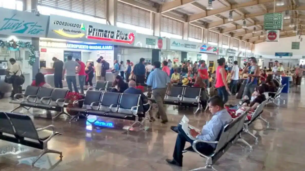 Suspenden corridas en la Central Camionera de Colima por bloqueos de campesinos