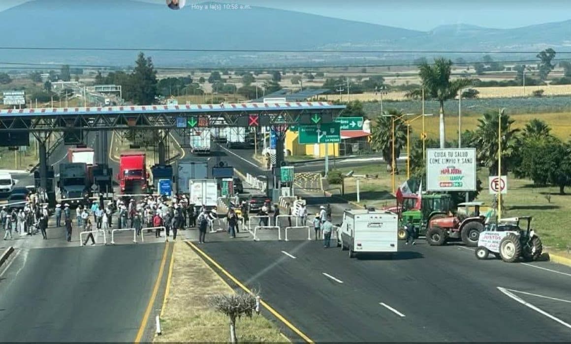 Tercer día de bloqueos en Michoacán: caseta de Vista Hermosa reabre