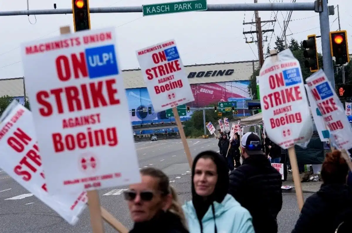 Trabajadores de Boeing rechazan última propuesta de contrato y mantienen la huelga