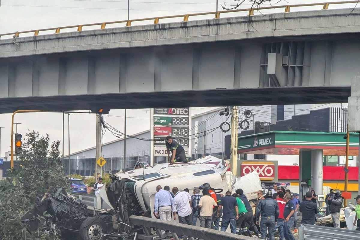 Tractocamión con carne de pollo cae del CEM a la México-Querétaro