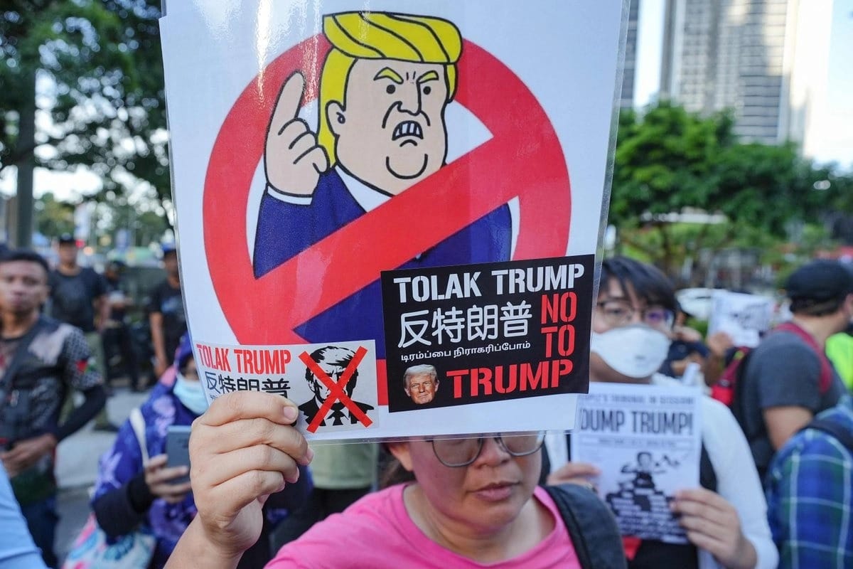 Trump lanza arancel extra del 10 % a Canadá al iniciar su gira por Asia