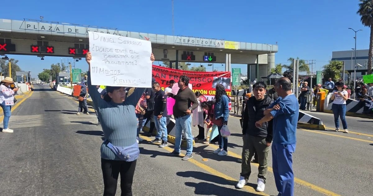 Vecinos bloquean la México-Querétaro por calles destruidas en Izcalli