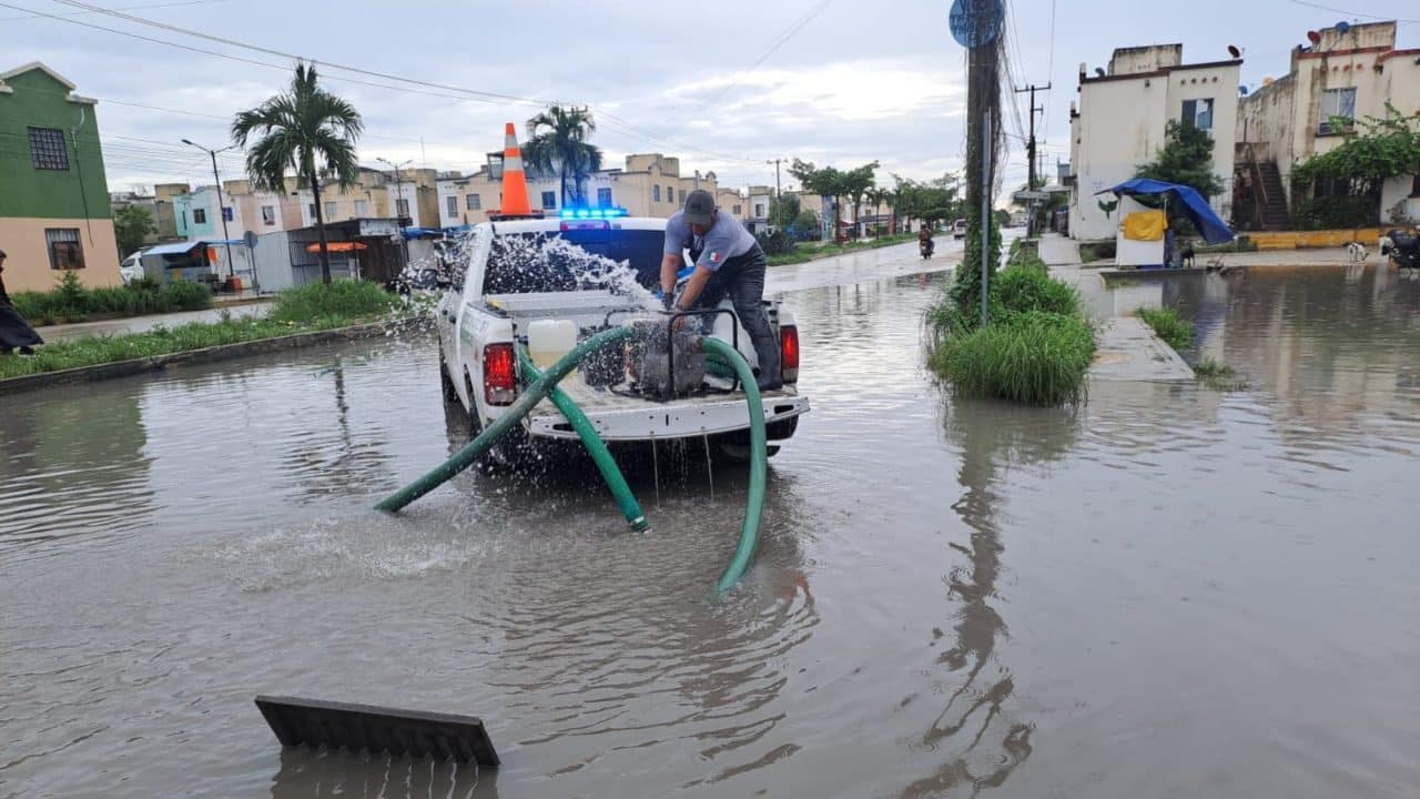 Fuertes lluvias dejan encharcamientos e inundaciones en vialidades de Cancún