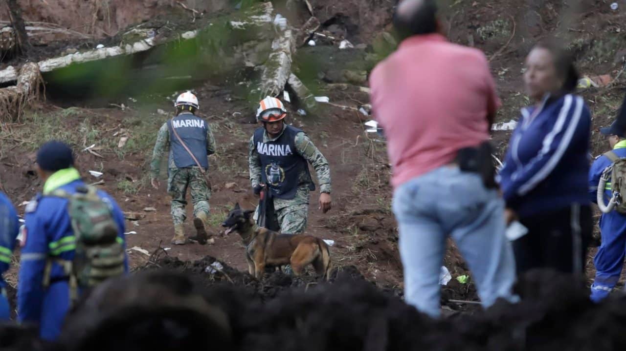 Aumenta a 72 la cifra de muertos por inundaciones en México