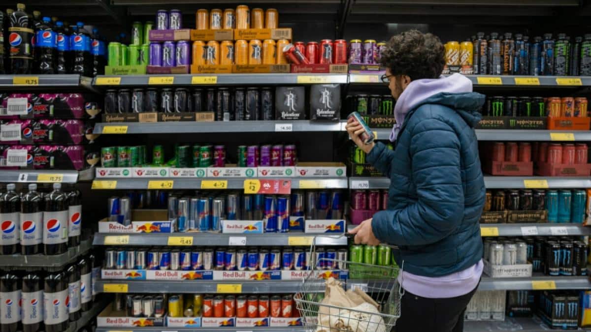 Adiós a bebidas energéticas para menores de edad: aprueban sanciones y multas millonarias