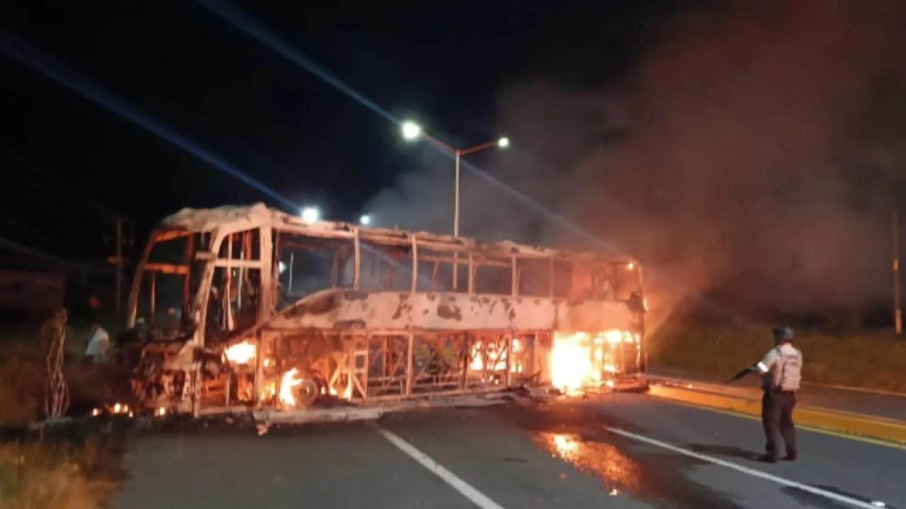 Seis municipios de Zacatecas afectados por bloqueos y camiones incendiados