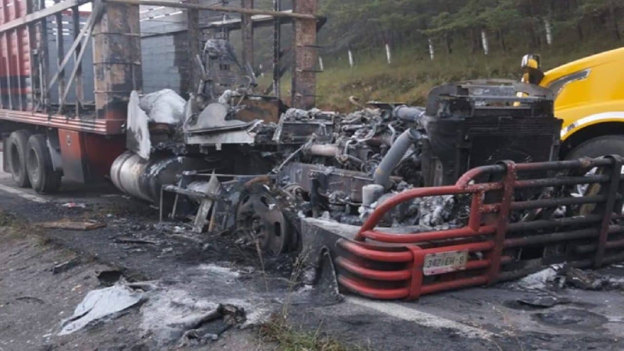 Bloqueos e incendios en Michoacán tras ataque armado contra militares