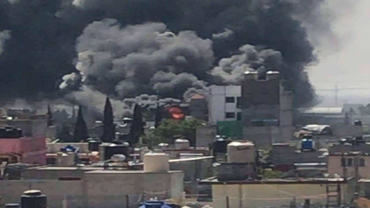 Incendio en fábrica de colchones en Ecatepec provoca suspensión del Mexicable