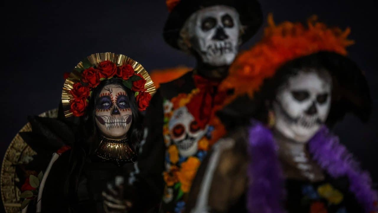 Procesión en el mar y fiesta cultural iluminan el segundo día del Janal Pixan en Cancún