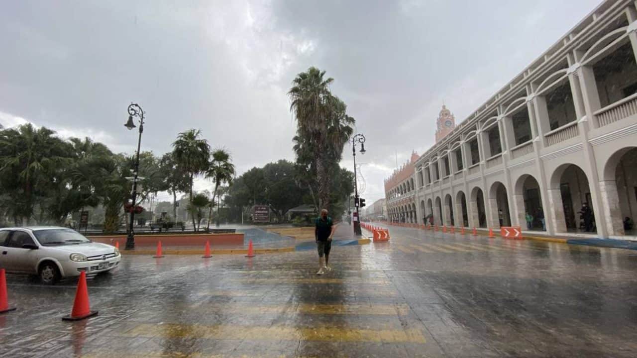 Cielos nublados y tormentas aisladas refrescarán la tarde en Yucatán Cielos nublados y tormentas aisladas refrescarán la tarde en Yucatán