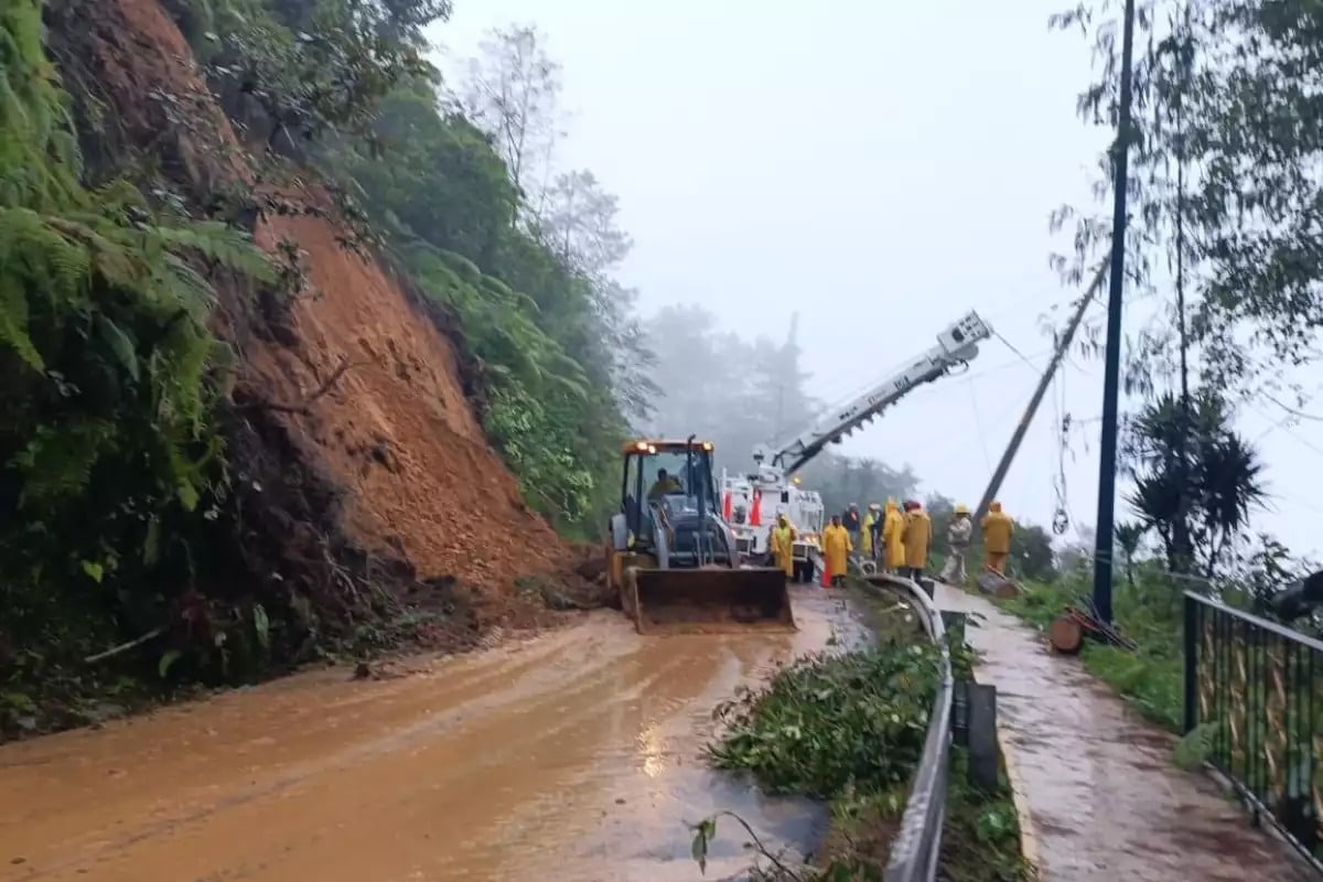 Lluvias torrenciales afectan 982 km de carreteras federales en México: reporta Sheinbaum