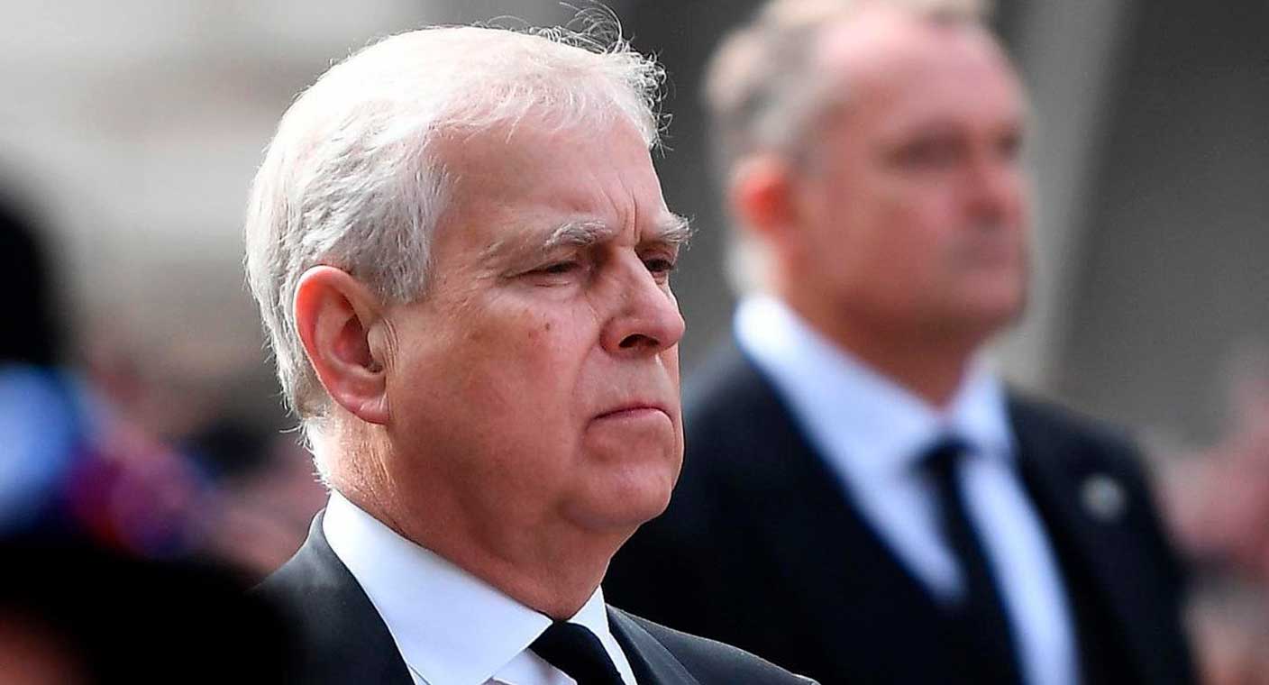 Príncipe Andrew renuncia a títulos reales tras conversación con Carlos III