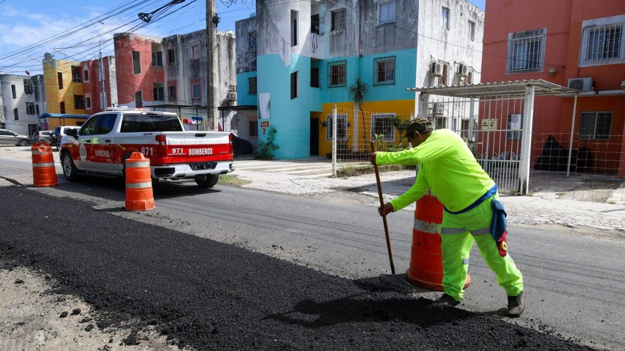 Continúan acciones de bacheo permanente en vialidades de Cancún