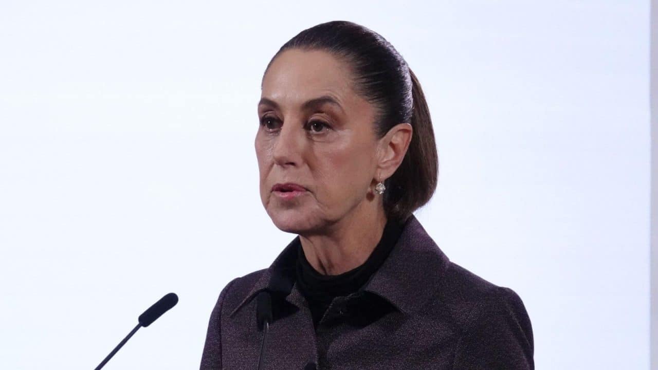 Sheinbaum descarta cambios en su gabinete; habla de la foto de AMLO creada con IA