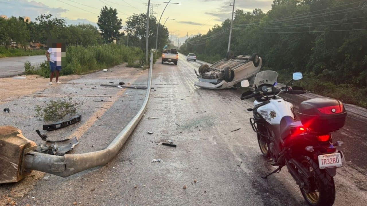 Vehículo se impacta contra poste en avenida Huayacan y termina volcado