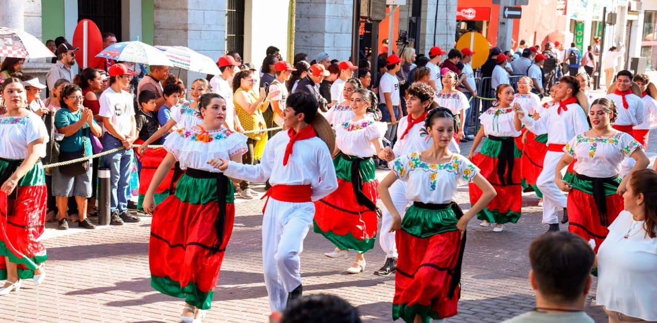 Reconocen a contingentes yucatecos en el desfile de la Revolución Mexicana