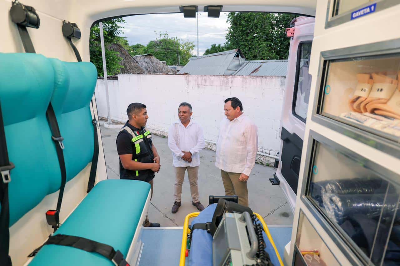 Yucatán refuerza atención médica en el sur con nuevas ambulancias