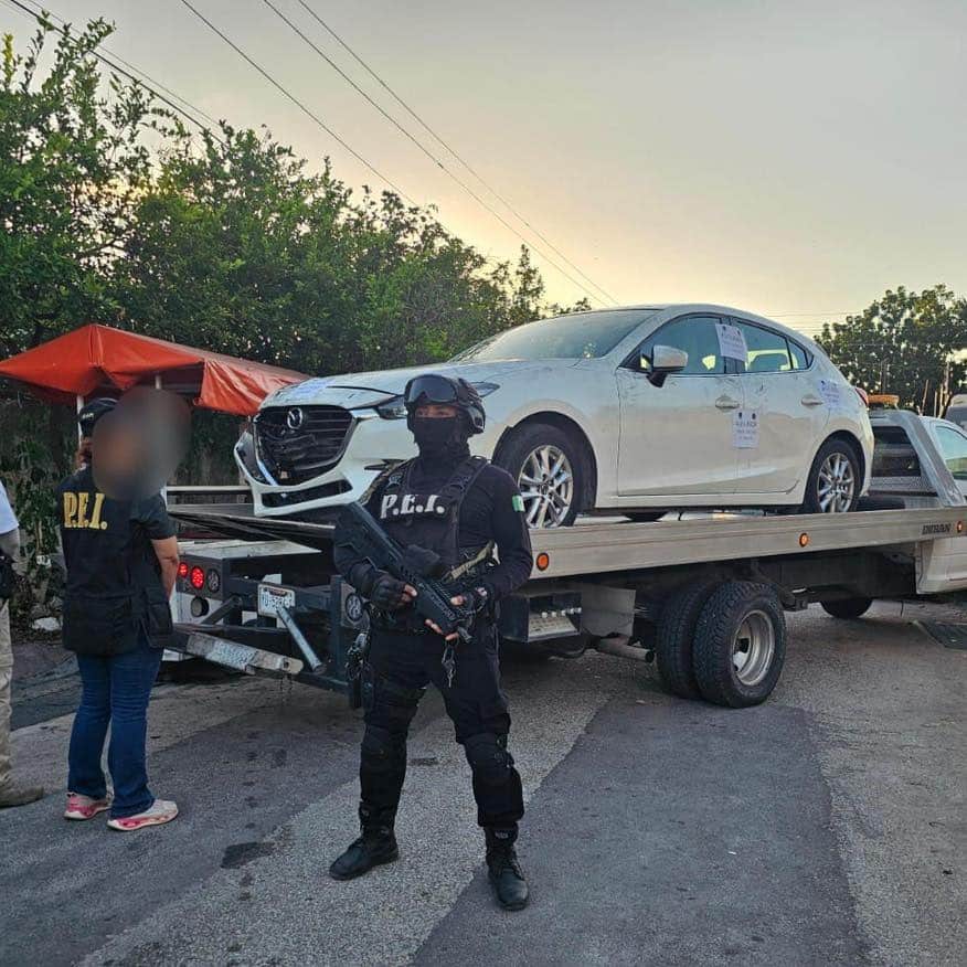 Aseguran auto que atropelló a dos motociclistas Aseguran auto que atropelló a dos motociclistas