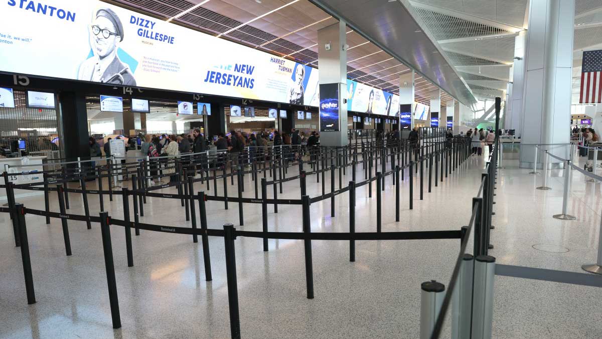 Advierten que vuelos en EE.UU. podrían reducirse al mínimo por cierre gubernamental Advierten que vuelos en EE.UU. podrían reducirse al mínimo por cierre gubernamental