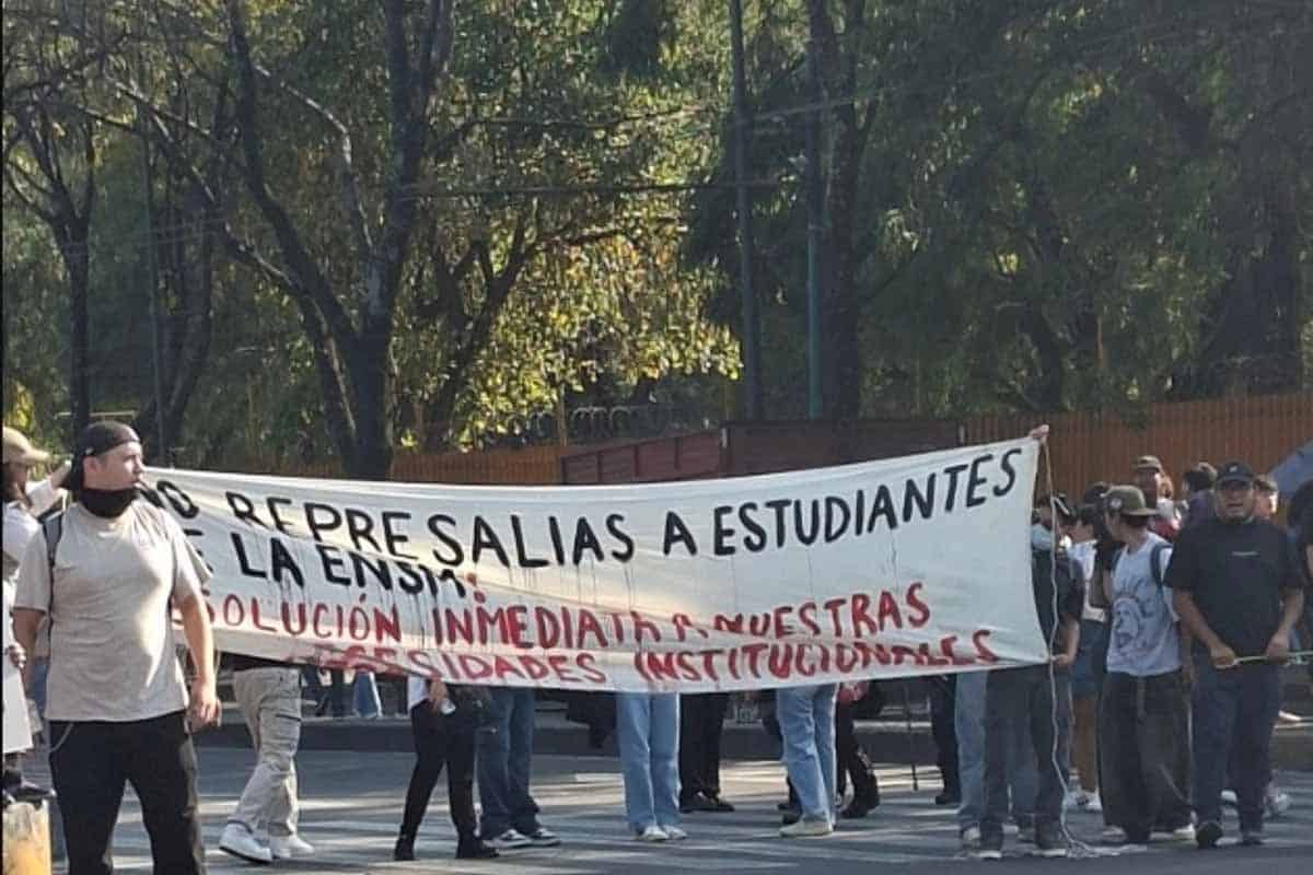 Alumnos exigen condiciones dignas y paran escuelas normales en CDMX