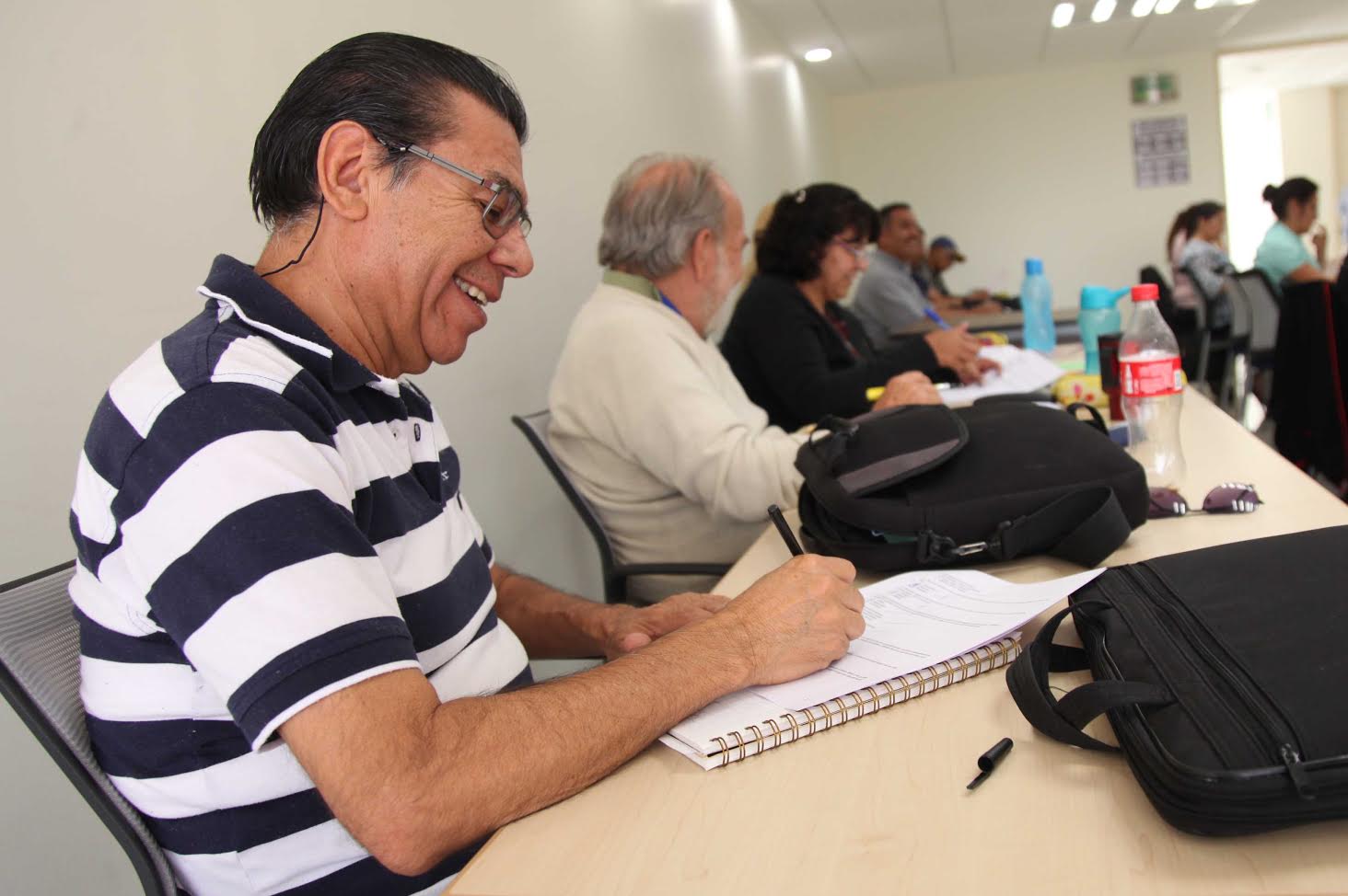 Aprender un nuevo idioma a los 60 mantiene el cerebro joven, según expertos