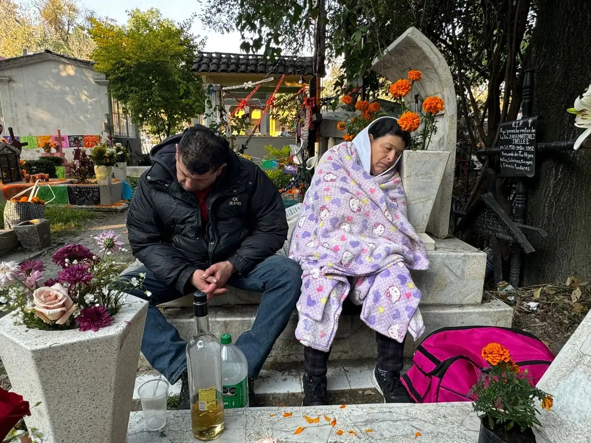 Así recordaron los capitalinos a sus familiares en los panteones de CDMX en el Día de Muertos