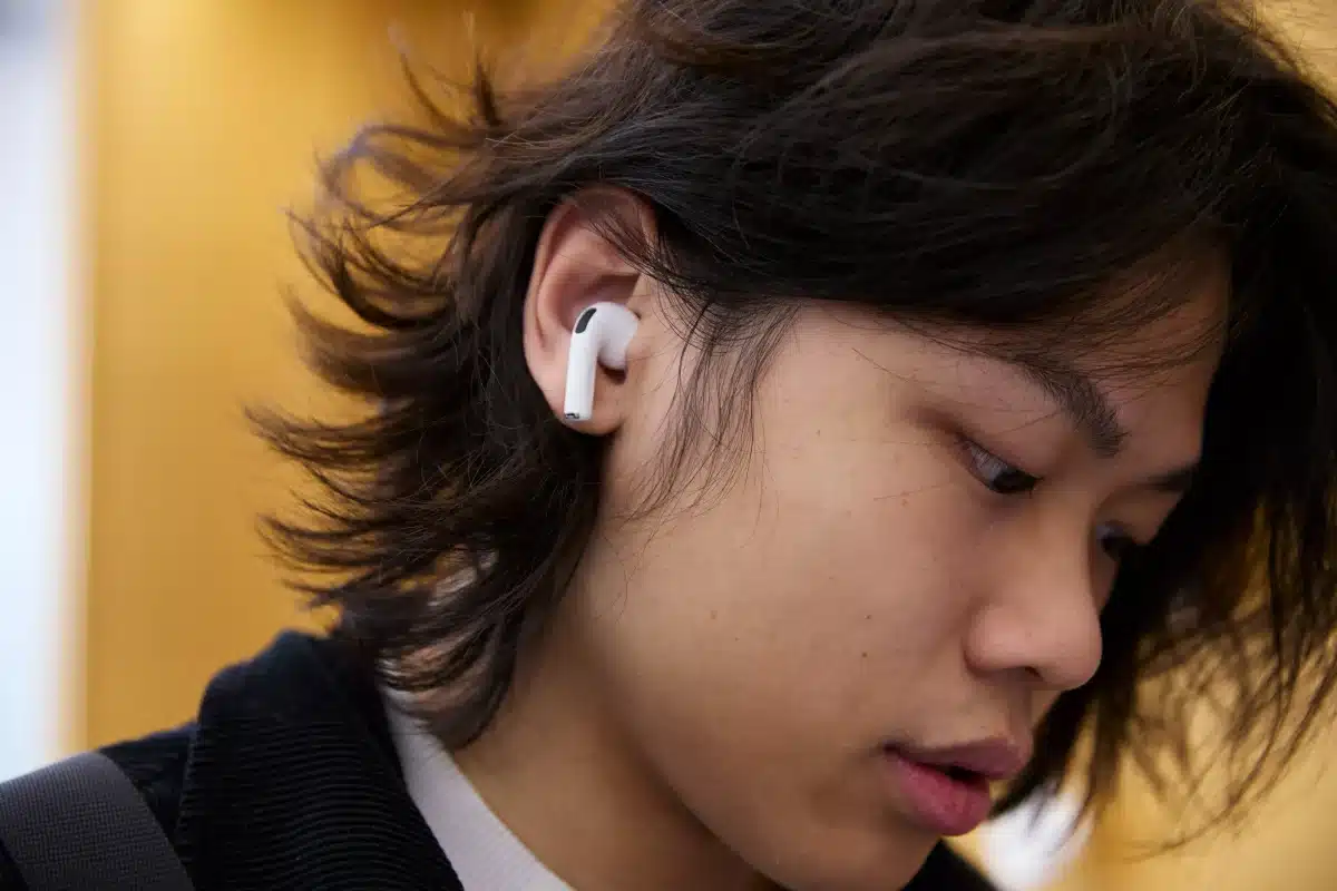 Audífonos que traducen en tiempo real no reemplazarán a los profesores de inglés