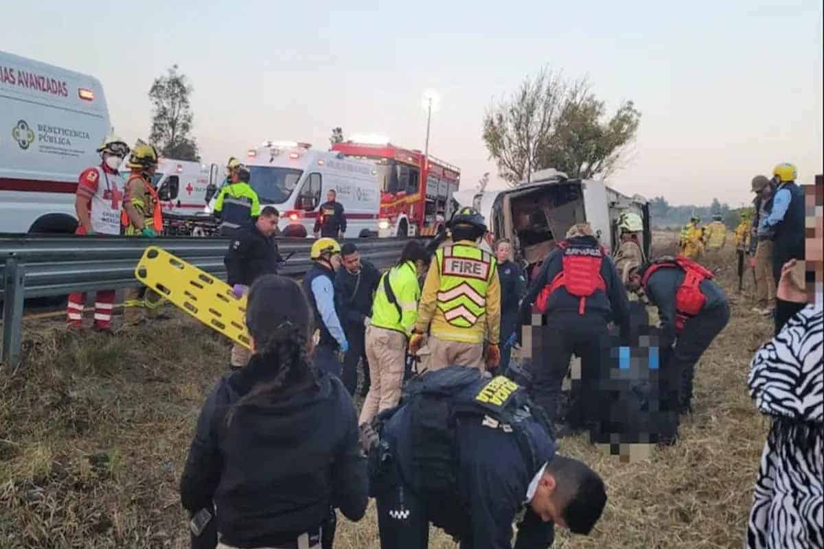 Autobús volcado en la Siglo XXI deja 7 muertos en Uruapan