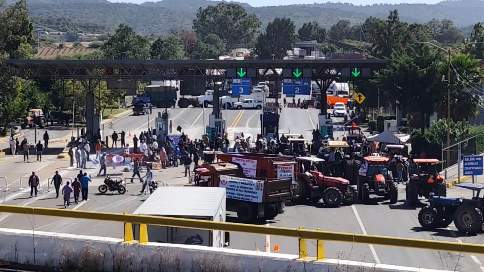 Bloqueos carreteros afectan el día en Michoacán con protestas en autopistas