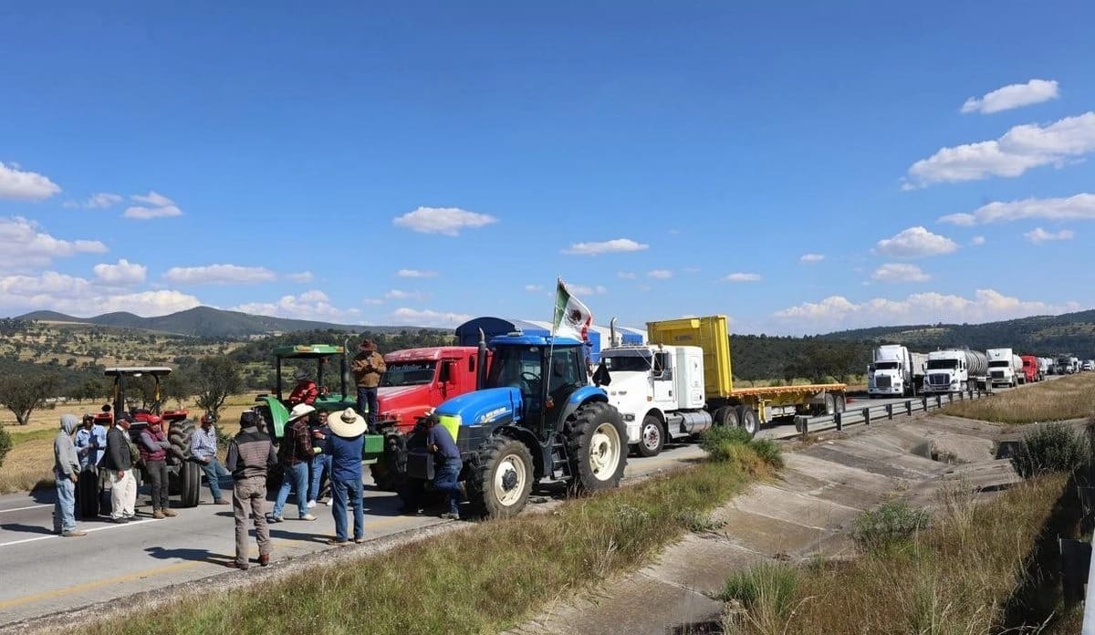Bloqueos por maíz paralizan carreteras y fábricas en México Bloqueos por maíz paralizan carreteras y fábricas en México