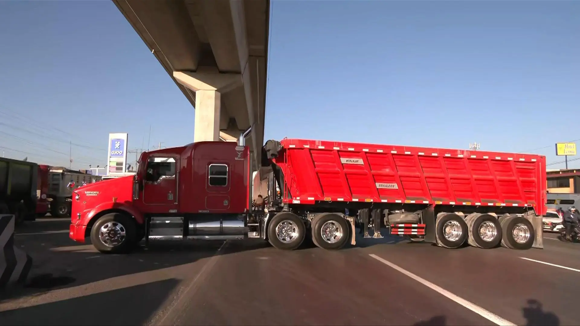 Bloqueos transportistas ponen presión a Segob