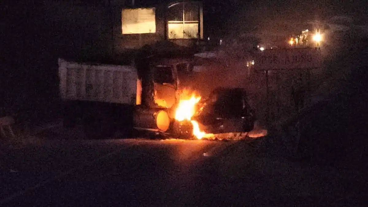Bloqueos y ataques paralizan carreteras de Michoacán tras enfrentamiento armado