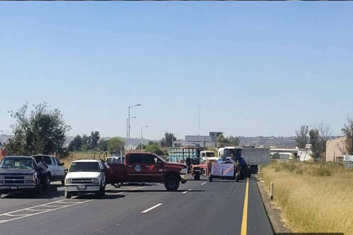Campesinos bloquean carreteras en Guanajuato por precio justo del maíz