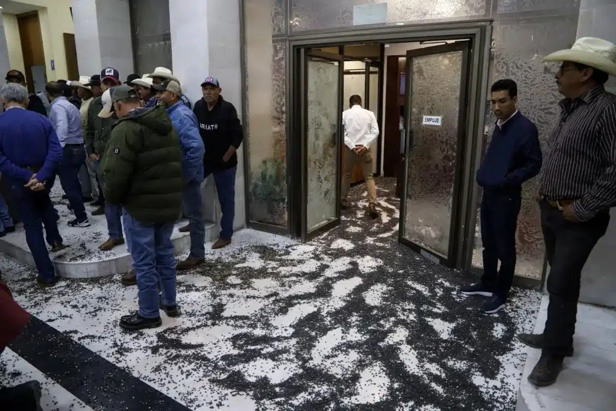 Campesinos tiran frijol en Zacatecas: protesta por centros de acopio fallidos