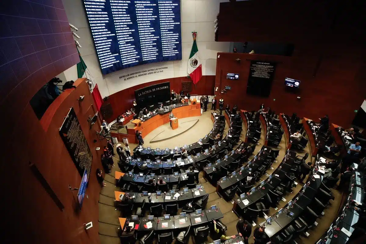 Chocan Morena y oposición en el Senado por asesinato de Carlos Manzo