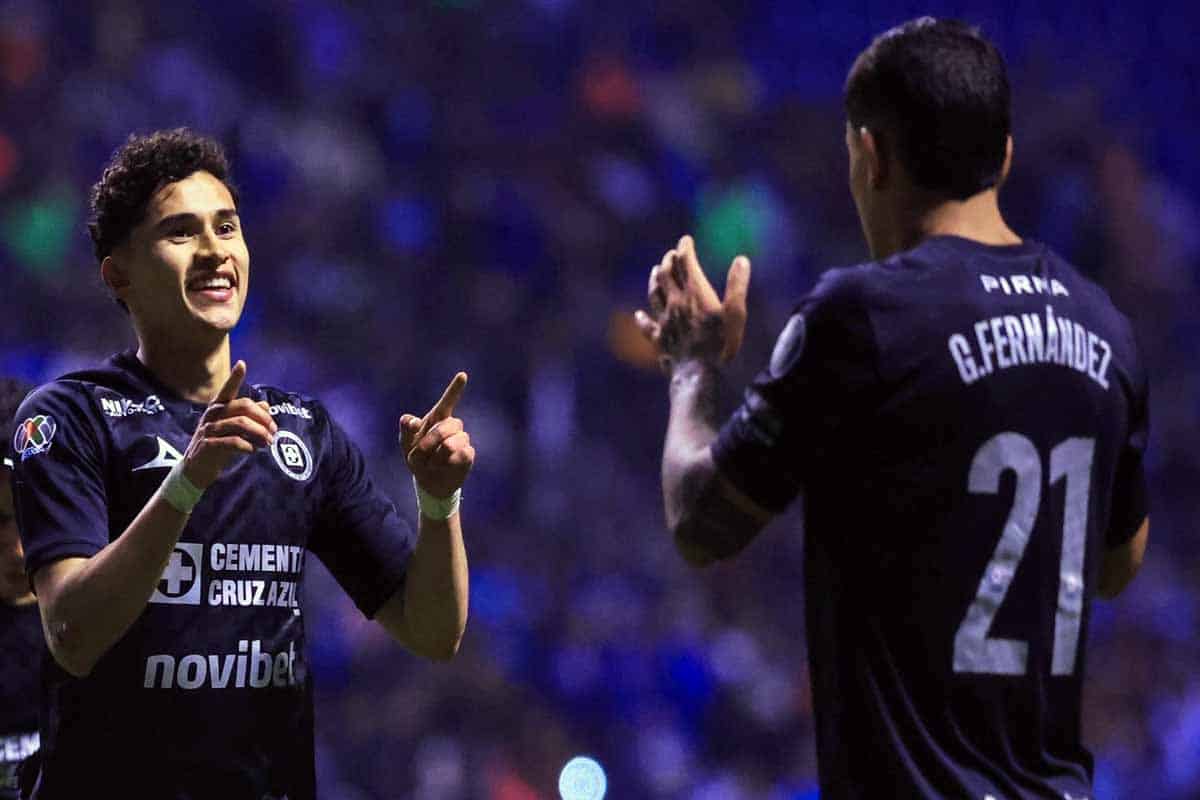 Cruz Azul toma el liderato y rinde homenaje a Manuel Lapuente