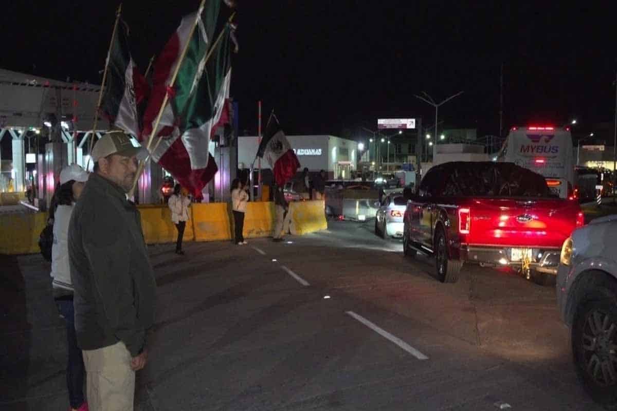 Cruza la frontera con el cuerpo de su pareja en el copiloto Cruza la frontera con el cuerpo de su pareja en el copiloto